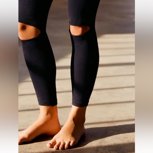 Free People FP Movement Slit Knee Leggings Black Ribbed Size M/L Yoga EUC - Picture 4 of 14